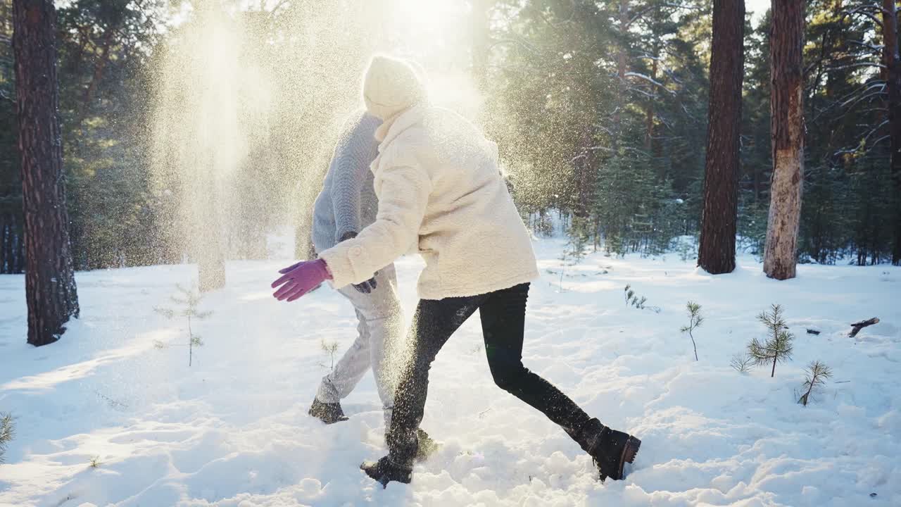 눈 속에서 놀고 있는 커플