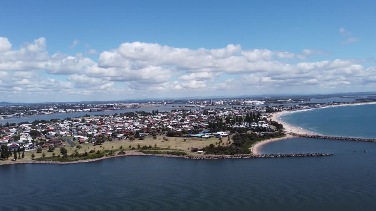 배경 에 모래 해변 을 보여 주는 해안 에 있는 마을 의 공중 전망