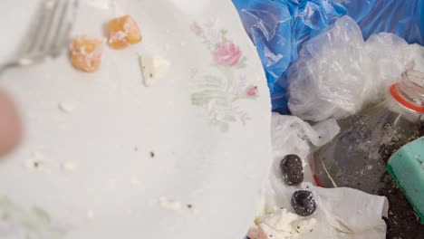 tirar la comida que no se ha comido en casa. residuos de alimentos domésticos.