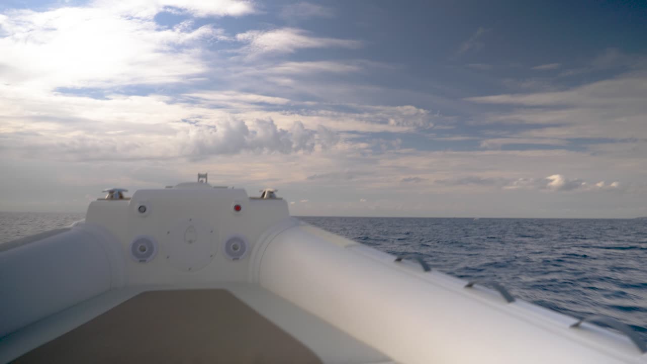 프랑스에서 느린 속도로 항해하는 스피드보트