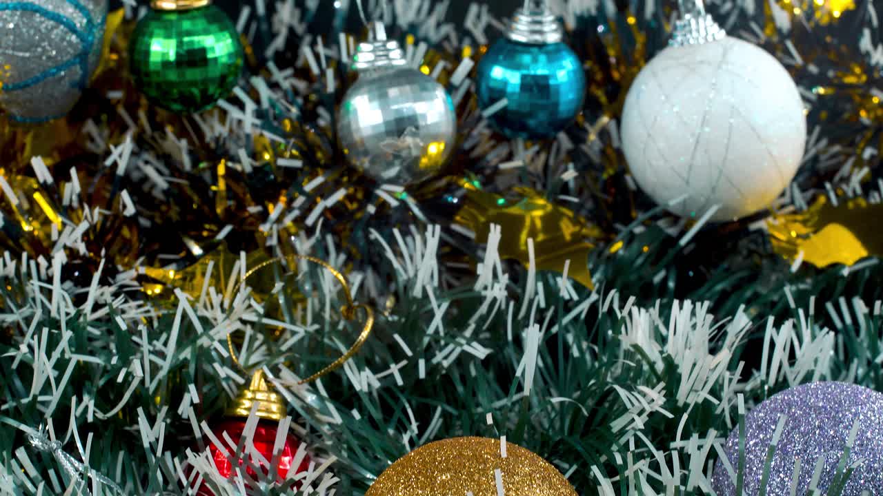 decoración de navidad, adornos coloridos, colores azul verde blanco oro, año nuevo decorado, luces brillantes, cine de primer plano inclinado hacia abajo video 4k