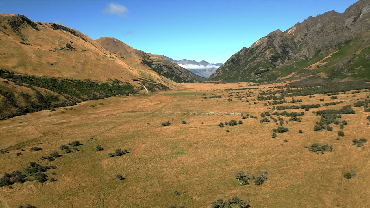 el desierto del interior de nueva zelanda cerca de queenstown y el lago moke - revelación aérea de retroceso
