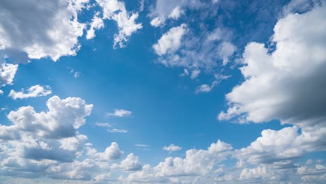 cielo azul nubes blancas. nubes puffy fluffy blancas. cúmulo de nubes panorama del tiempo. verano cielo azul lapso de tiempo. clima de la naturaleza cielo azul. fondo de nubes blancos. lapso de tempo de nubes, bucle de video