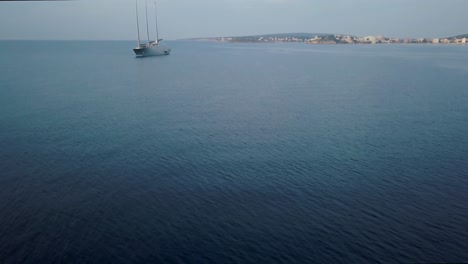 Impresionante-Plano-General-Del-Yate-De-Vela-De-Lujo-En-Mallorca,-Propiedad-De-Andrey-Melnichenko---El-Yate-De-Vela-Más-Grande-Del-Mundo---Imágenes-De-Drones-De-4k