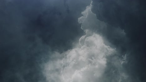 tormenta, espesas nubes en el cielo con relámpagos