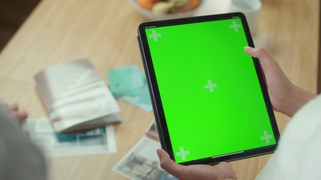 persona que sostiene una tableta con pantalla de tecla de croma verde, birmingham, inglaterra, reino unido