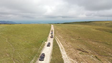 vehículos todoterreno 4x4 en senderos de terreno accidentado en el parque nacional serra da canastra en evento terrestre, minas gerais, brasil