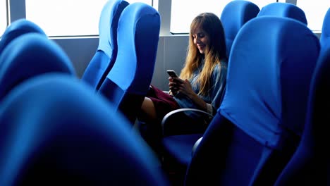 mujer usando teléfono móvil mientras viaja en ferry 4k