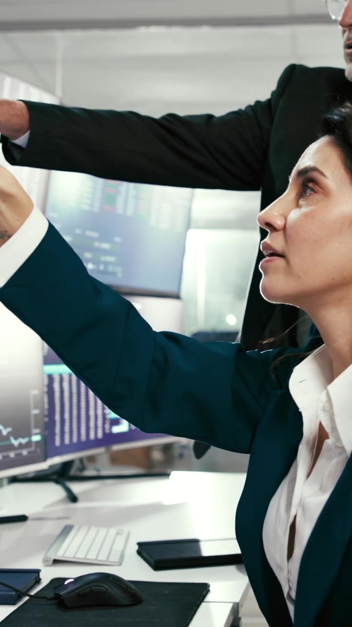 Analistas Financeiros Analisando Dados do Mercado de Ações em Vários Monitores