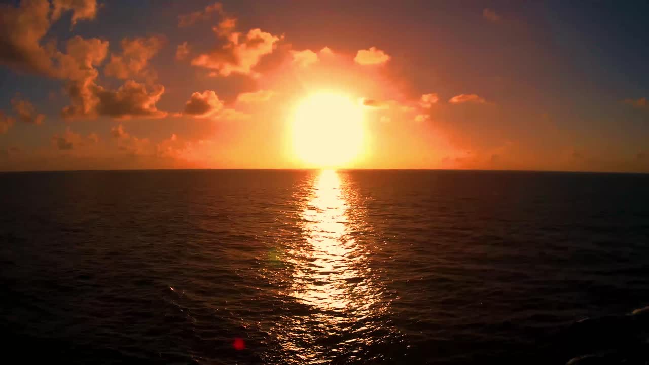 puesta de sol en el golfo de méxico, el humo de los incendios en california le ha dado un ominoso resplandor rojo anaranjado al sol poniente