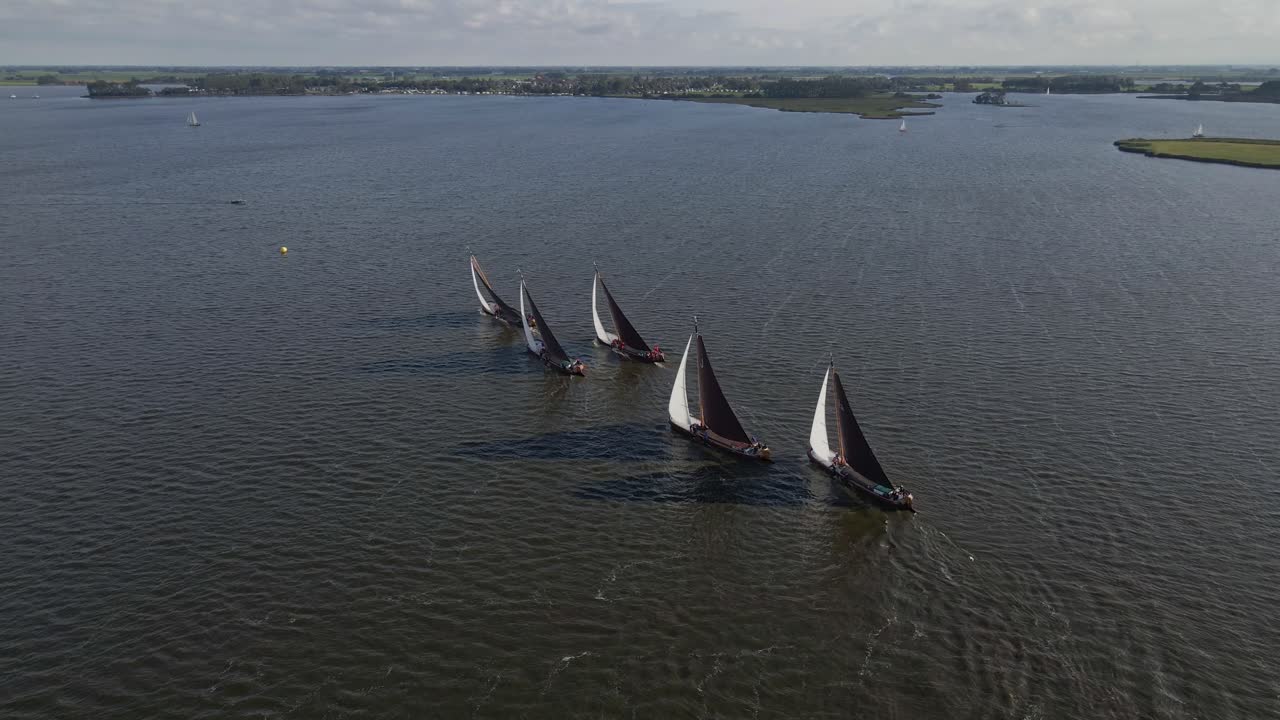 Luftfoto af traditionelle skutsje sejlbåde i kapsejlads på Sneekermeer sø i Sneek, Friesland, Holland.