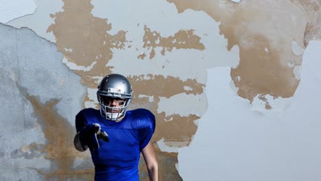 animación de un jugador de fútbol americano apuntando a la cámara sobre una pared angustiada
