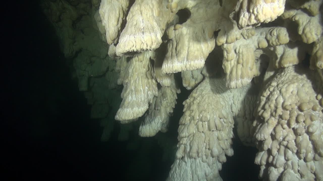 espeleotemas de campanas en miniatura en las profundidades de una caverna mexicana