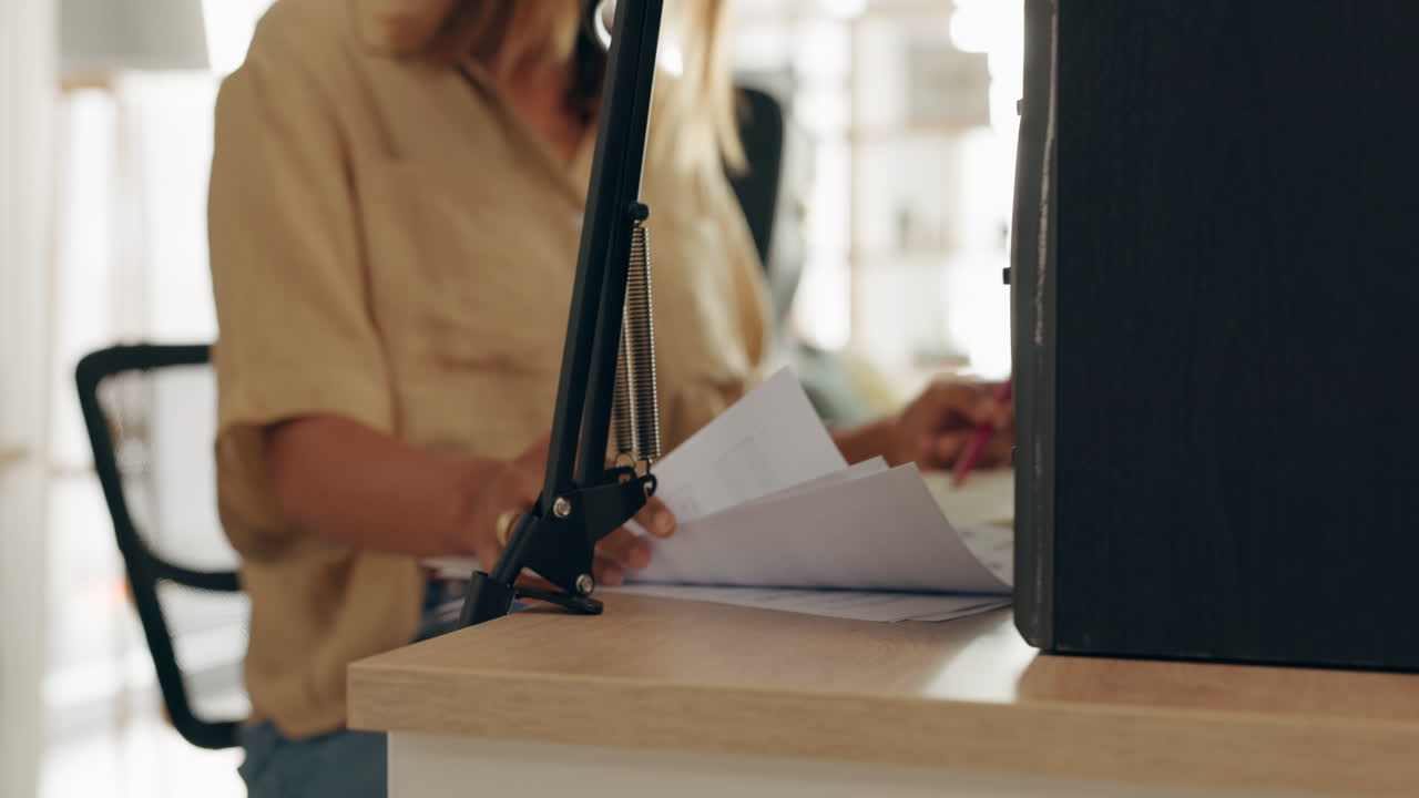 여자, 음악 종이 또는 마이크로폰 녹음