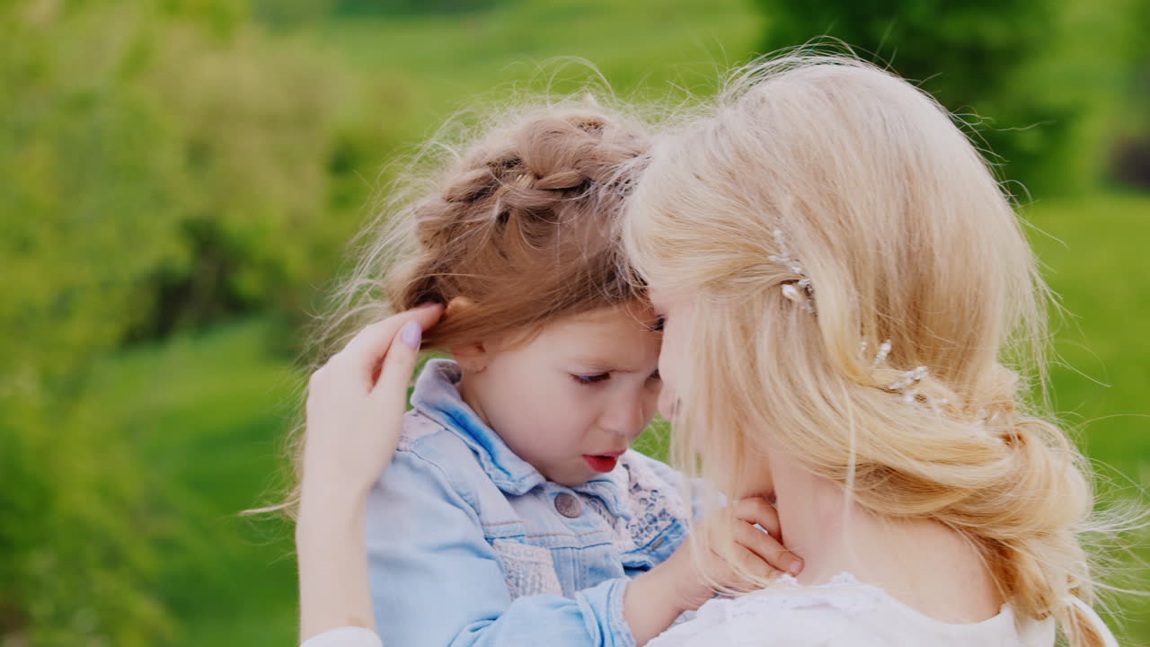 Porträt eines lockigen blonden Mädchens und ihrer Mutter, Zärtlichkeit, Fürsorge und mütterliche Liebe darstellend