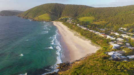 increíbles casas costeras con vistas a la costa este de australia al atardecer, palmeras del pacífico