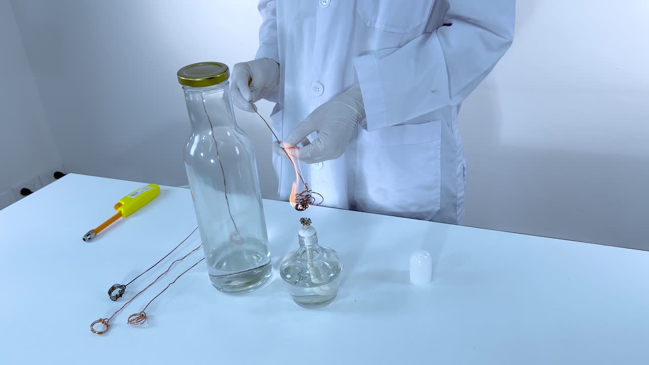 빛나는 효과를 가진 화학 반응을 보여주는