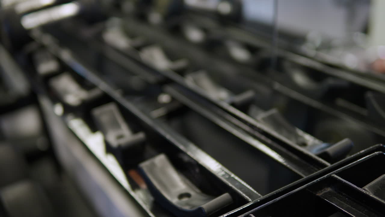 primer plano de manos masculinas tomando dos pesas en el gimnasio