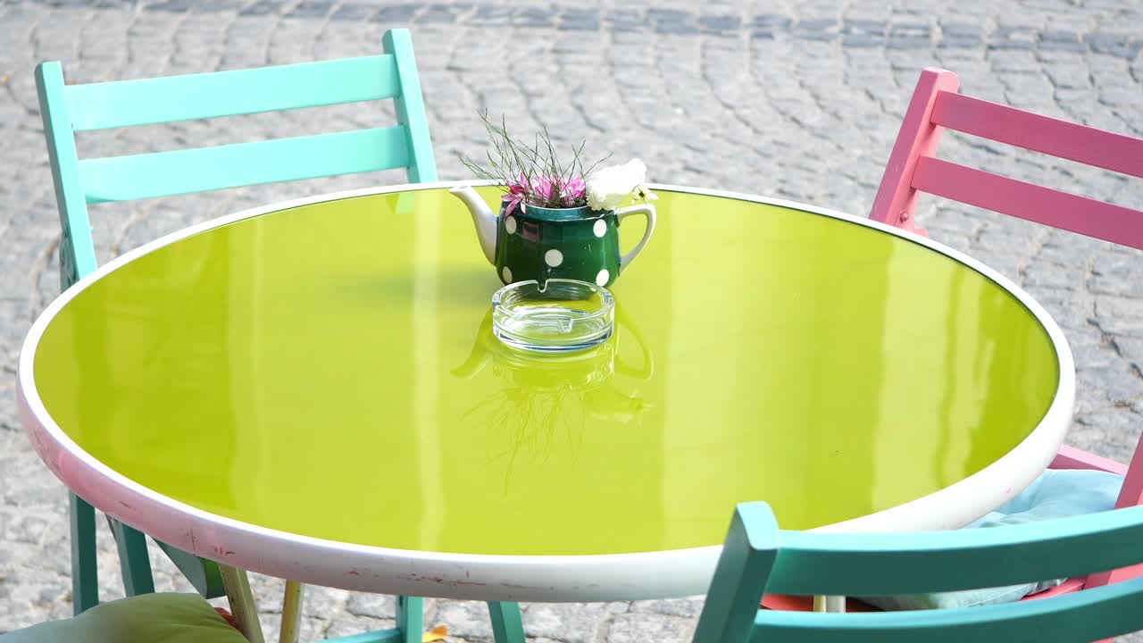 다채로운 야외 카페 테이블과 의자