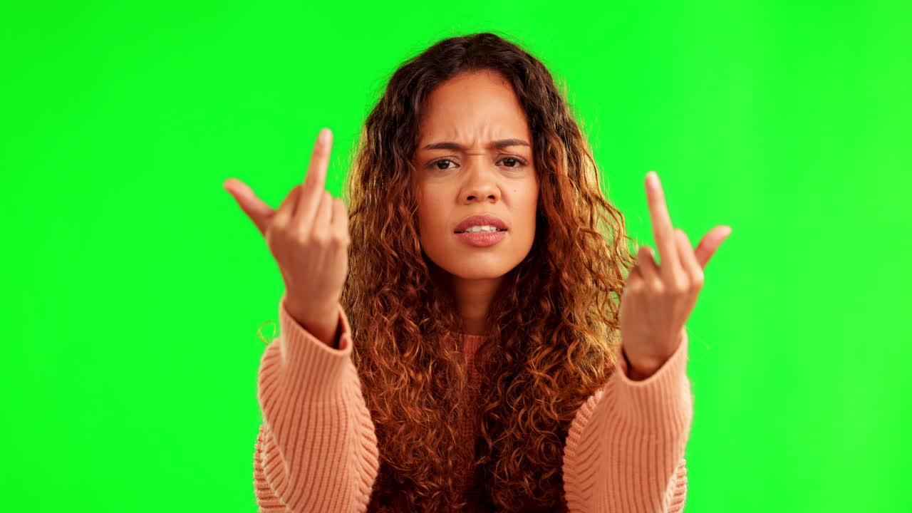 mujer joven enojada, dedo medio