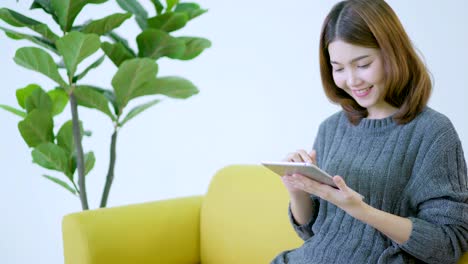ideas de compras en línea concepto hermosa mujer asiática disfruta elegir y elegir producto de la tienda de teléfonos inteligentes con felicidad y alegría