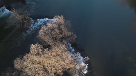 Winterliche-Berührung-Am-Ufer-Des-Tâmega-Flusses