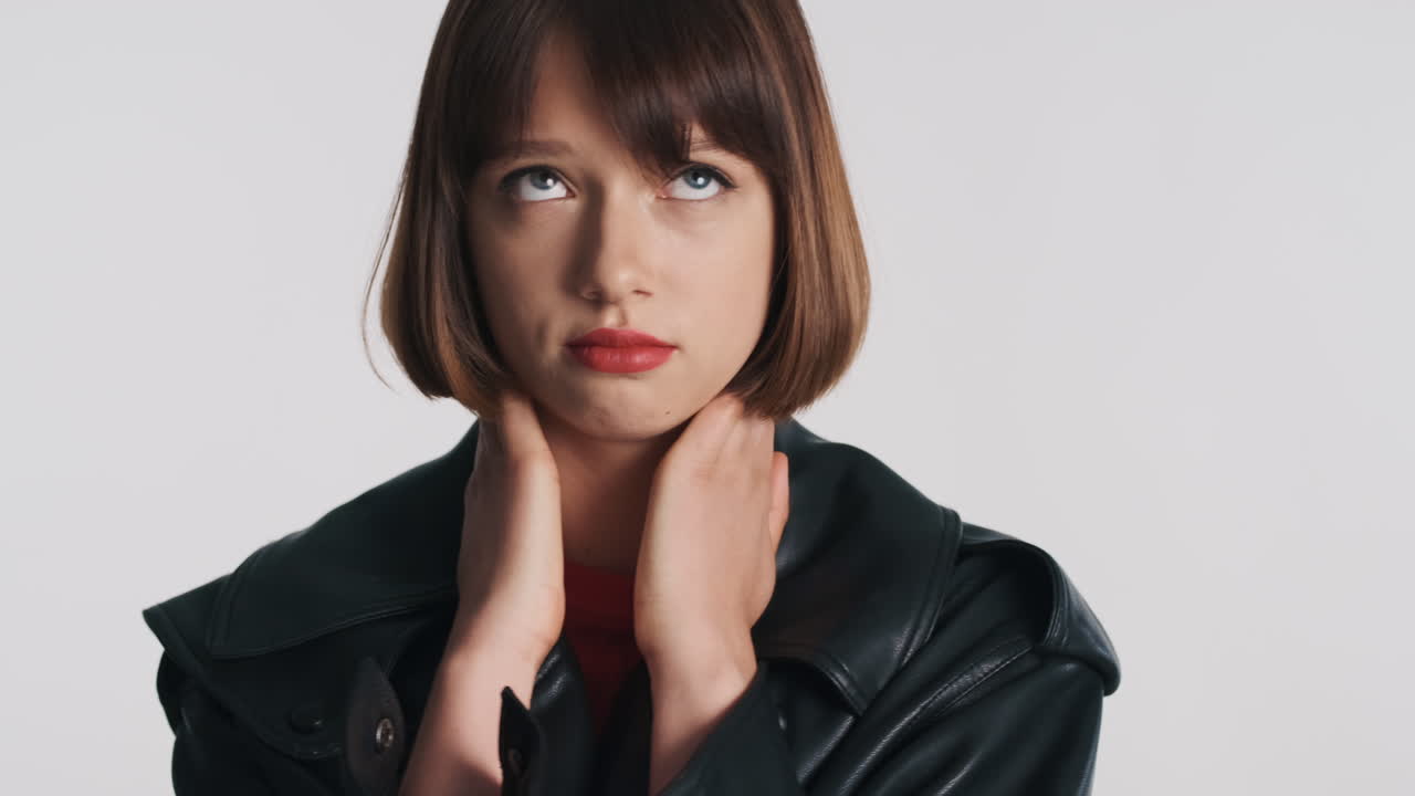 은 입술을 가진 걱정하는 여성 모델