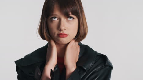 modelo femenino preocupado con labios rojos