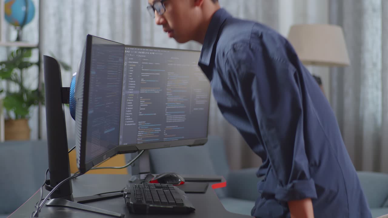 코드를 작업하는 프로그래머