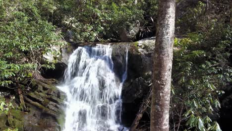 Atemberaubender-Wasserfall-Aus-Der-Luft-Aufgenommen