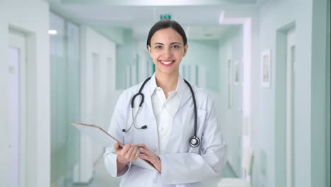 una doctora india feliz escuchando al paciente