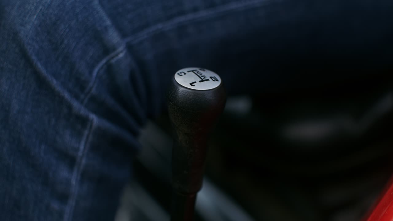 기어 스위치에 손을 고 차량을 운전하는 사람