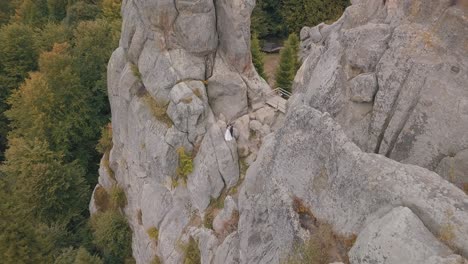 Frischvermählte-Stehen-Auf-Einem-Hohen-Berghang.-Bräutigam-Und-Braut.-Luftaufnahme