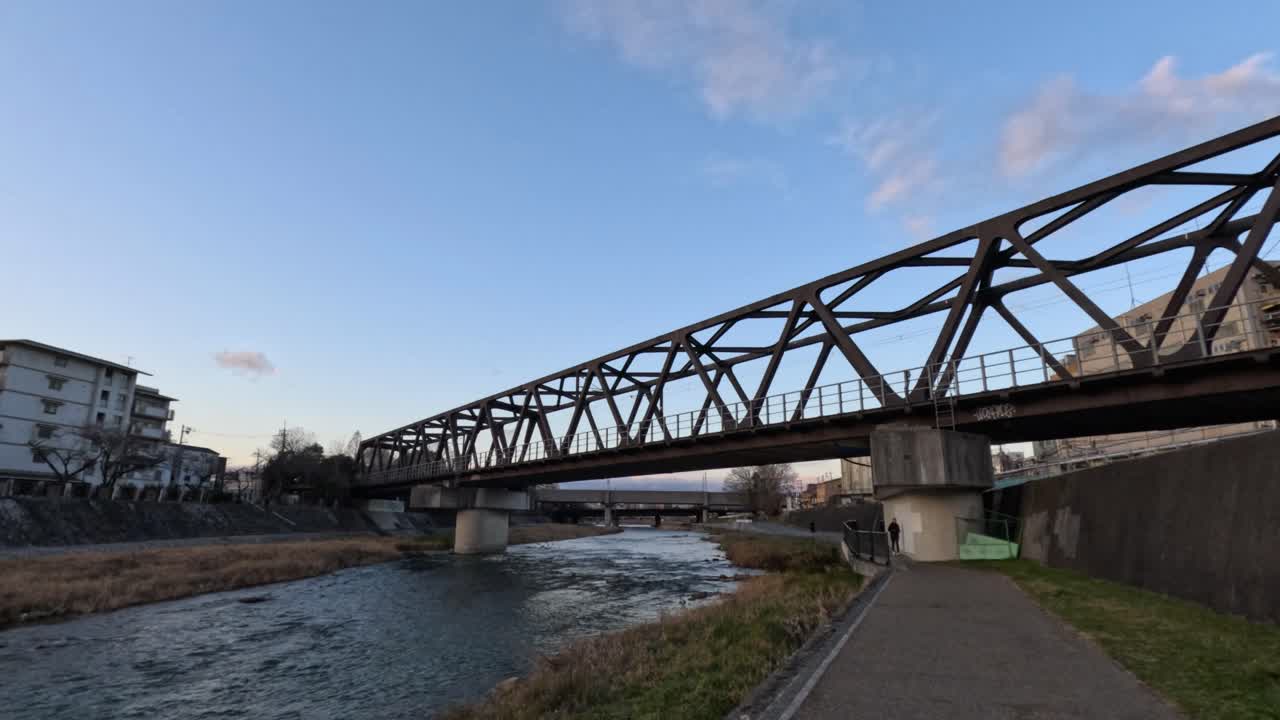 다른 빛 조건에서 강을 가로지르는 다리