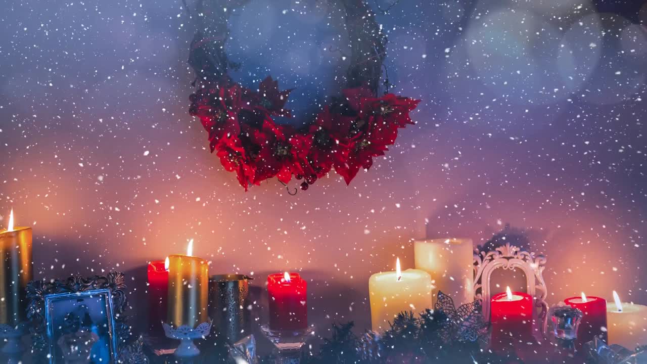 velas y decoración navideña combinadas con la nieve que cae