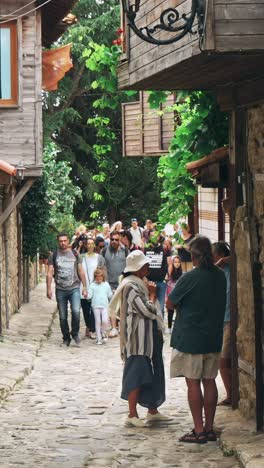la gente camina por las calles adoquinadas de la antigua nessebar.
