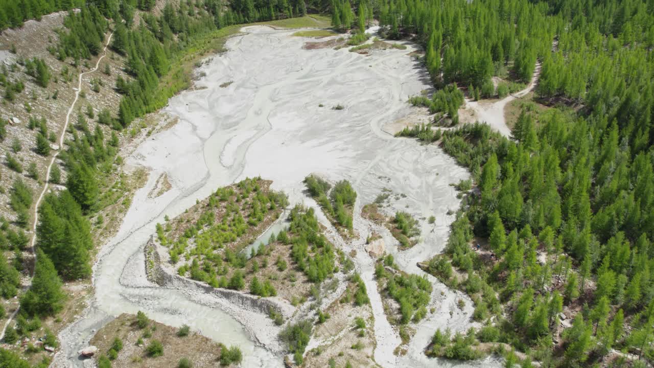 스위스 사스피(saas fee)에 있는 빙하 호수와 소나무의 공중 전망, 여름철 산간 숲을 가로지르는 케이블카 캐빈