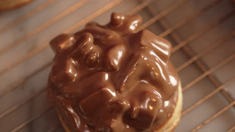 rosquilla de caramelo siendo decorada con spray de oro vista superior