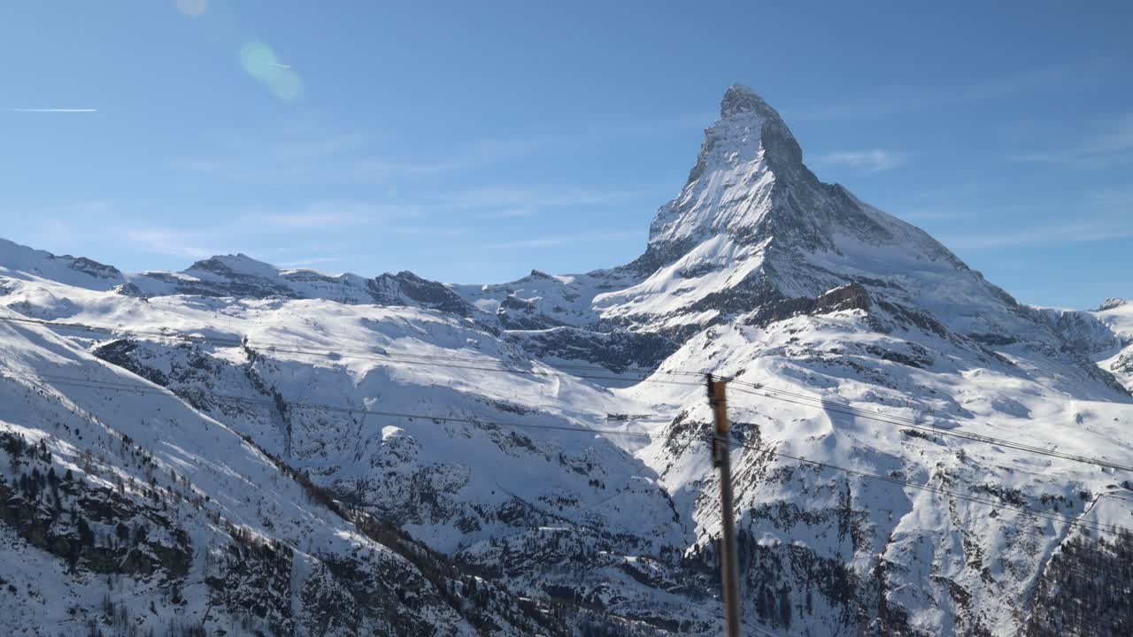 Matterhorn, winterliche Alpenlandschaft, weite Kamerafahrt