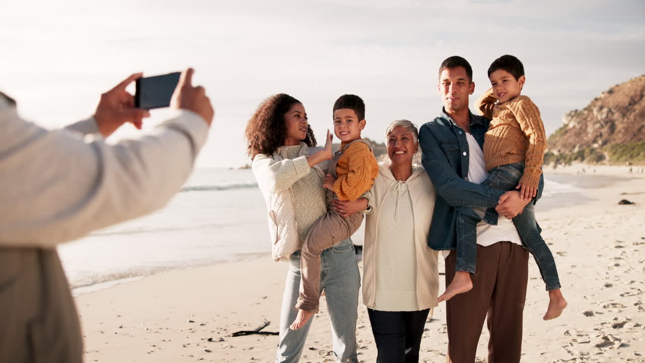foto, playa y familia feliz de vacaciones
