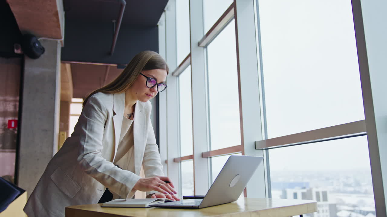 Donna che lavora al portatile in un ufficio moderno