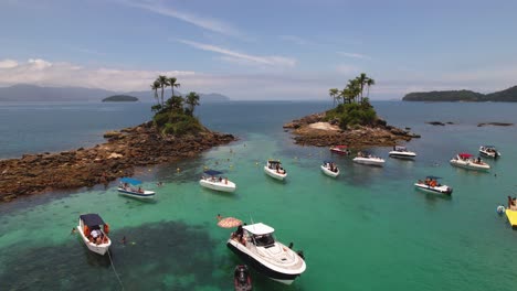 Boote-Auf-Dem-Grünen-Meer-Bei-Rio-De-Janeiro