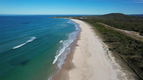 Wunderschöner-Weißer-Sandstrand-Von-Maggies-Beach,-Cabarita,-Nördliche-Flüsse,-Tweed-Shire,-Bogangar,-New-South-Wales,-Australien,-Luftdrohnenaufnahme