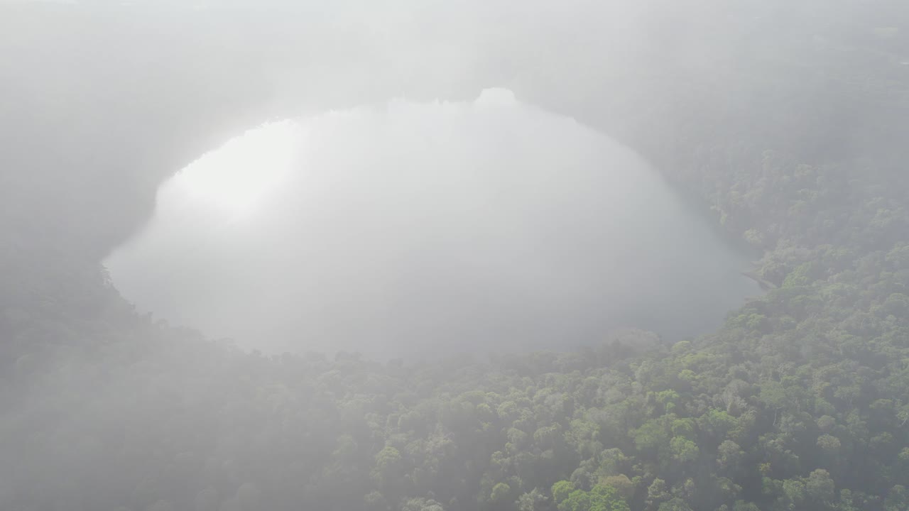 atherton tableland, queensland, australia에 있는 호수 eacham의 최고 전망 - 드론 샷