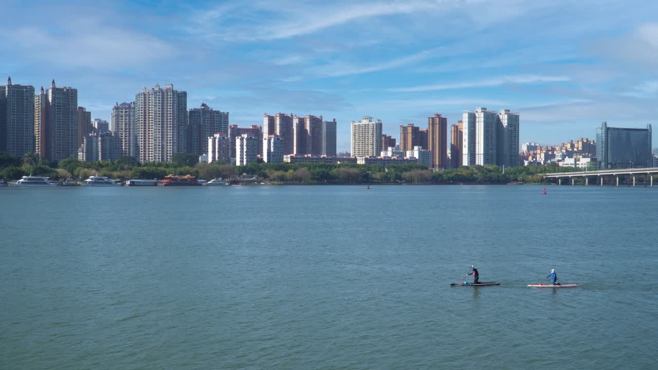 은 날씨에 도시 강 전망