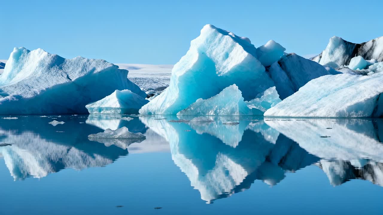 Video verticale: Iceberg che riempiono l'inquadratura, riflettendosi nella laguna, correnti calme che spingono blocchi di ghiaccio per dati climatici.