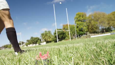 jugador de rugby pateando una pelota oval a una distancia de 4k 4k