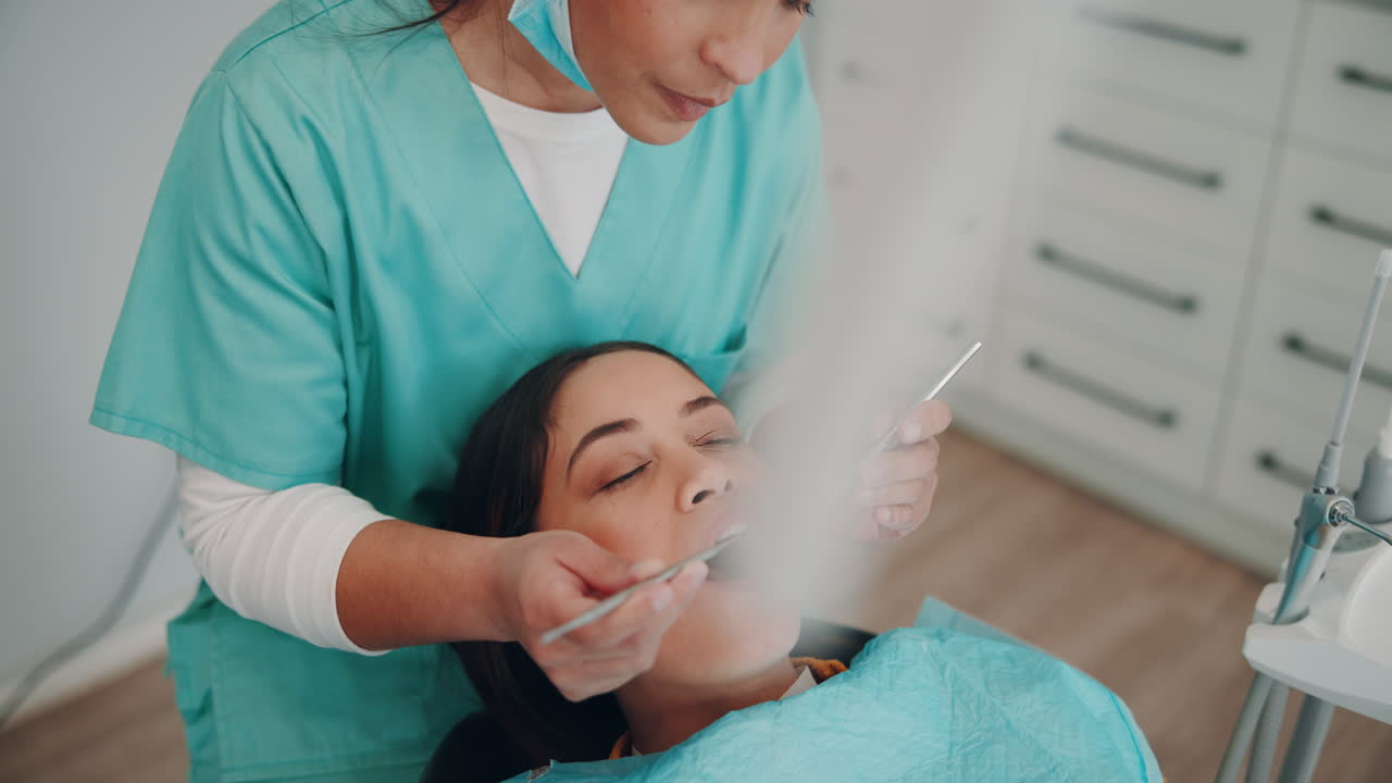 un dentista examinando los dientes de un paciente
