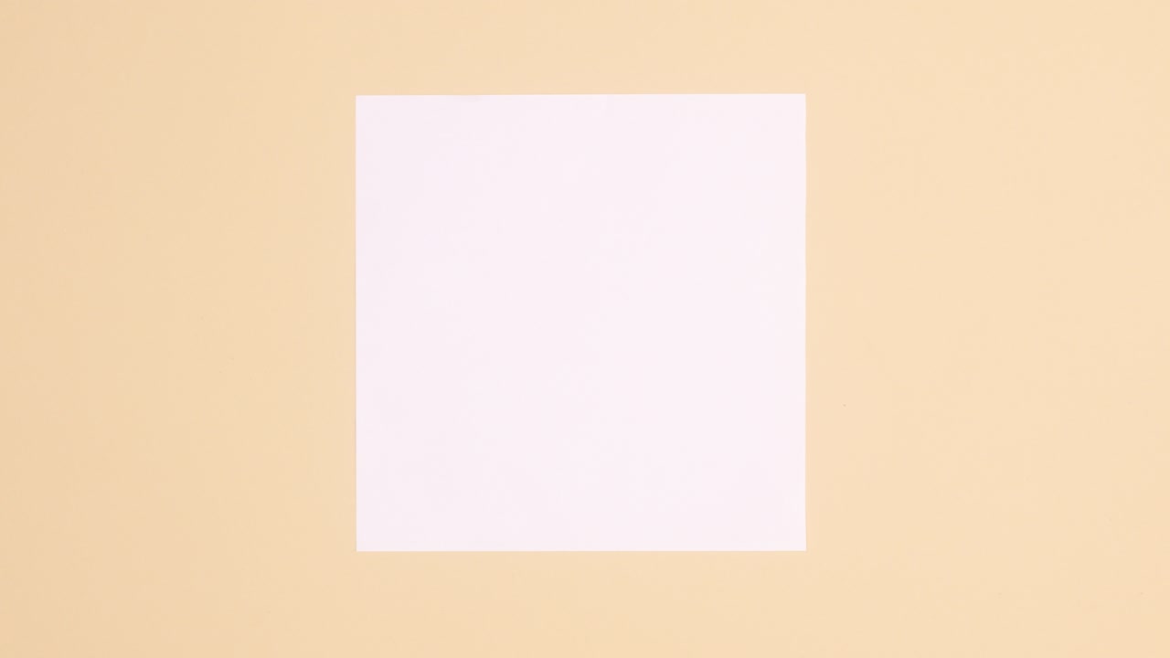 las herramientas de manicura y los esmaltes de uñas vibrantes aparecen alrededor de la nota de tarjeta de papel en fondo beige.