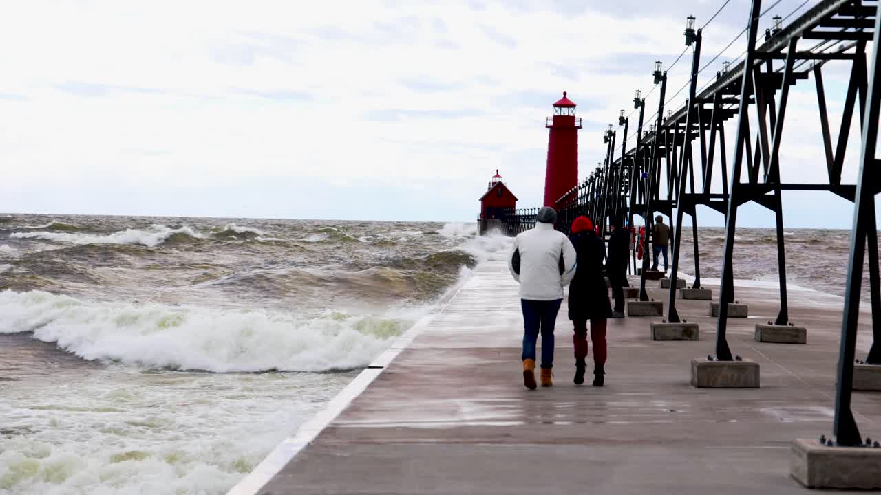 그랜드 헤이븐, 미시간 호수의 미시간 부두에서 걷는 커플